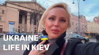 Ukraine  LIFE IN KIEV, March 13, 2025. The Streets of Kiev, Ukraine. Streets Scenes.