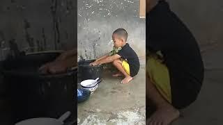 Kejam nya ibu tiri hanya cinta ayahku saja LOL  (anak bandel bisa juga cuci piring)