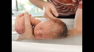 Proud Mater Dad Keith baths daughter Lily for the first time | Mater Mothers