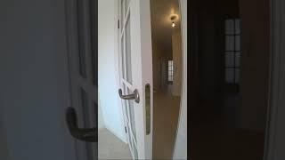 Установка дверей и МДФ плинтуса в трехкомнатной квартире. Installing doors.