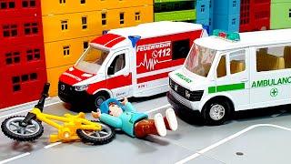 Rettungsdienst und Rettung. Lass uns zum Playmobil-Krankenhaus transportieren. Autospielzeug spielen