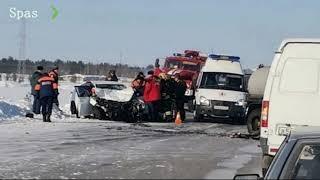 В Надыме иномарку искорёжило после столкновения с грузовиком