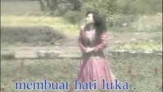 mawar berduri oleh tetty kadi