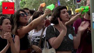 Massenproteste in Barcelona - Touristen werden mit Wasserpistolen vertrieben