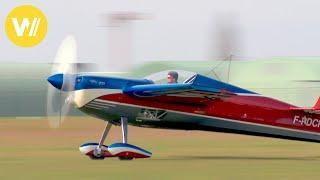 Pilot fliegt mit einer ARS 300, der Formel 1-Maschine der Lüfte