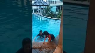 c kakak sama adik mandi kolam renang..