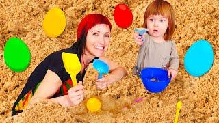 Бьянка и СЮРПРИЗЫ в песочнице. Маша Капуки прячет игрушки в песке