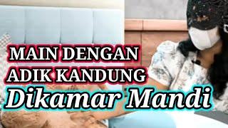 Main dengan adik kandung di kamar mandi