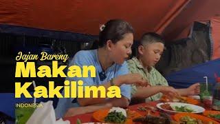 Uni Shanty makan di warung Kakilima pinggir jalan