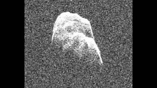 Астероид Тутатис медленно пролетает мимо Земли