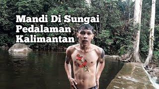 Mandi di Sungai Pedalaman Kalimantan Desa Sempatung