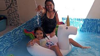 BANHO De mangueira na PISCINA com A MAMÃE