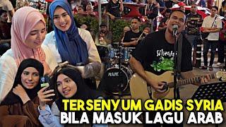 Tersenyum manis gadis-gadis dari Syria bila Bob tiba² dendangkan lagu Arab