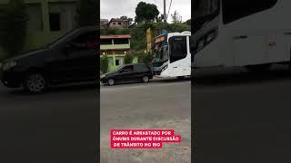 CARRO É ARRASTADO POR ÔNIBUS DURANTE DISCUSSÃO DE TRÂNSITO NO RIO #shorts