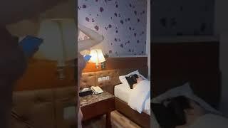 di hotel sama teman