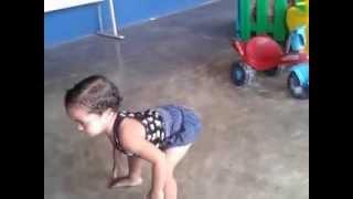 Maria Beatriz dançando funk