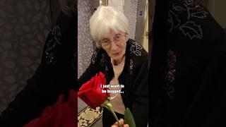 102 yr old gets $1000 roses ️