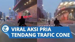 Buat Warganet di Media Sosial Geram, Viral Aksi Pengendara Motor Tendang Traffic Cone untuk CFD