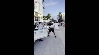 PILLOW FIGHT ON THE STREET WITH the POLICE PELEA DE ALMOHADAS EN POR LA CALLE CON DESCONOCIDOS.