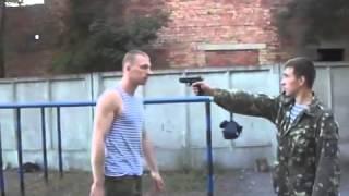Русский парень показывает вам, как уклоняться от пуль