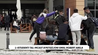 L-istudenti tal-MCASTt b’petizzjoni għal Robert Abela