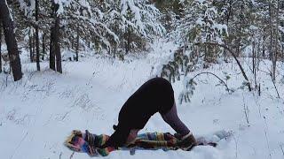 A five-minute outdoor yoga routine during the winter