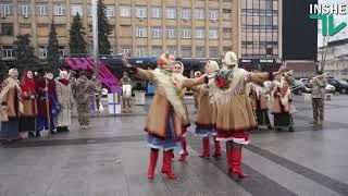 Різдвяний спецрейс - у Миколаєві студенти з військовим оркестром дають міні-концерти на зупинках