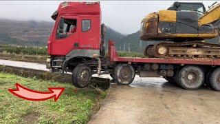 Truck stuck in mud! Heavy trucks carrying timber cross the swamp