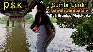 Ritual sambil berdiri di bawah Jembatan Kali Brantas Mojokerto dan rupa rupa di Balung Cangkring.