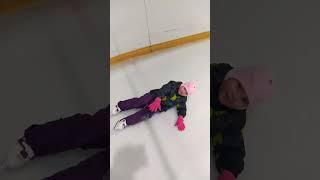 5 лет. У первых детей свой вид катания) Бег на коньках #ice #sport #figureskating #дети #смешные