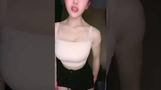 性感吊带女孩对着镜头卖弄风骚Asian beautiful girl ，sexy dance big ass boobs