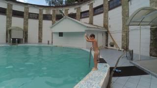 Егор плавает в бассейне в бане