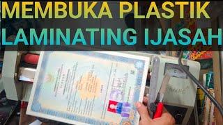 membuka plastik laminating ijasah