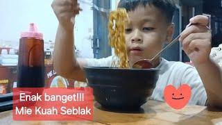 Mukbang Mie Kuah Seblak ala Antares, Minumnya Nutrisari Anggur