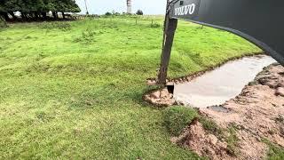 AFUNDANDO VALETA QUE LEVA ÁGUA PARA LAGOA  Escavadeira hidráulica op iago