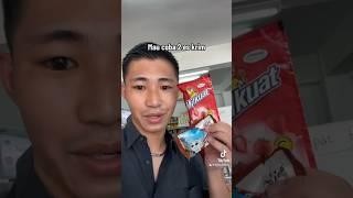 Orang Jepang makan es krim di Jepang