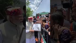 PM Modi stops his car to accept the painting by a girl in Shimla