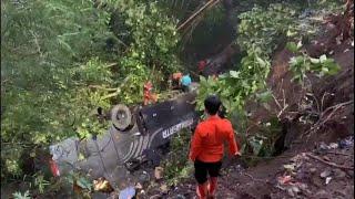 TRAG3DI BUS PARIWISATA TERJUN KE JURANG DI RAJAPOLAH TASIKMALAYA, 4 ORANG T3W4S