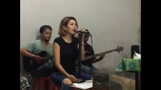 Nikita Mirzani nyanyi di cafe ..