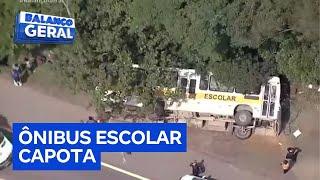 Ônibus escolar perde controle e capota na Grande São Paulo