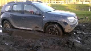 Renault Duster из грязи на браслетах