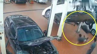  CAR FALLS ON AN AUTO MECHANIC FROM A LIFT RAMP | WORKPLACE ACCIDENT