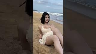 cewek cantik seksi lagi mandi di pantai