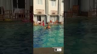 Berenang sama ayah kaka dan adik @frontoneakshayahotelkarawa6443  #hotel #hotelbali #karawang