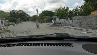 Niño desnudo  corre en bicicleta caliente 