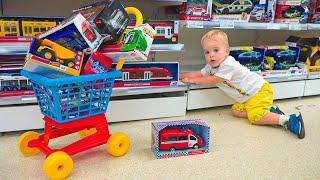 Маленький Крис играет с игрушками - Сборник видео для детей