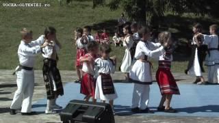 Mladite Salatrucele pe scena la Fiii Satului 2016, in comuna Bujoreni, judetul Valcea