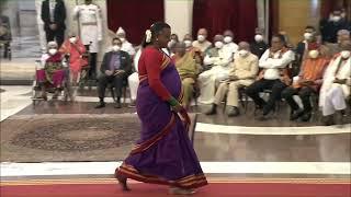 A transgender blesses President Kovind in her own style while receiving Padma Award