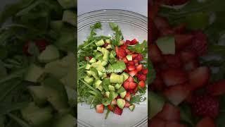 Ruccola Salat mit Erdbeeren und Avocado