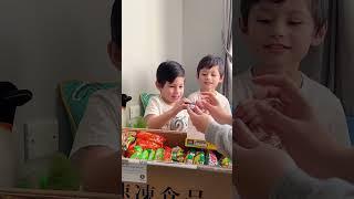 Basta ganitong box, alam na ni Charlie & Chino kung ano ang mga laman! 